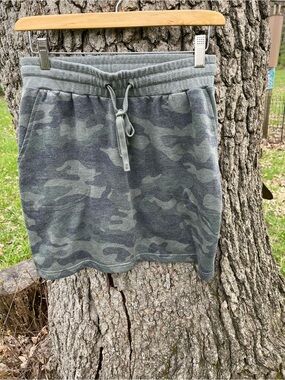 ⬇️Price Drop!⬇️ Jane And Delaney Drawstring Camo Skirt in size S